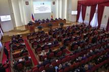 Свыше 1700 врачей и учителей стали работать на селе в Ростовской области