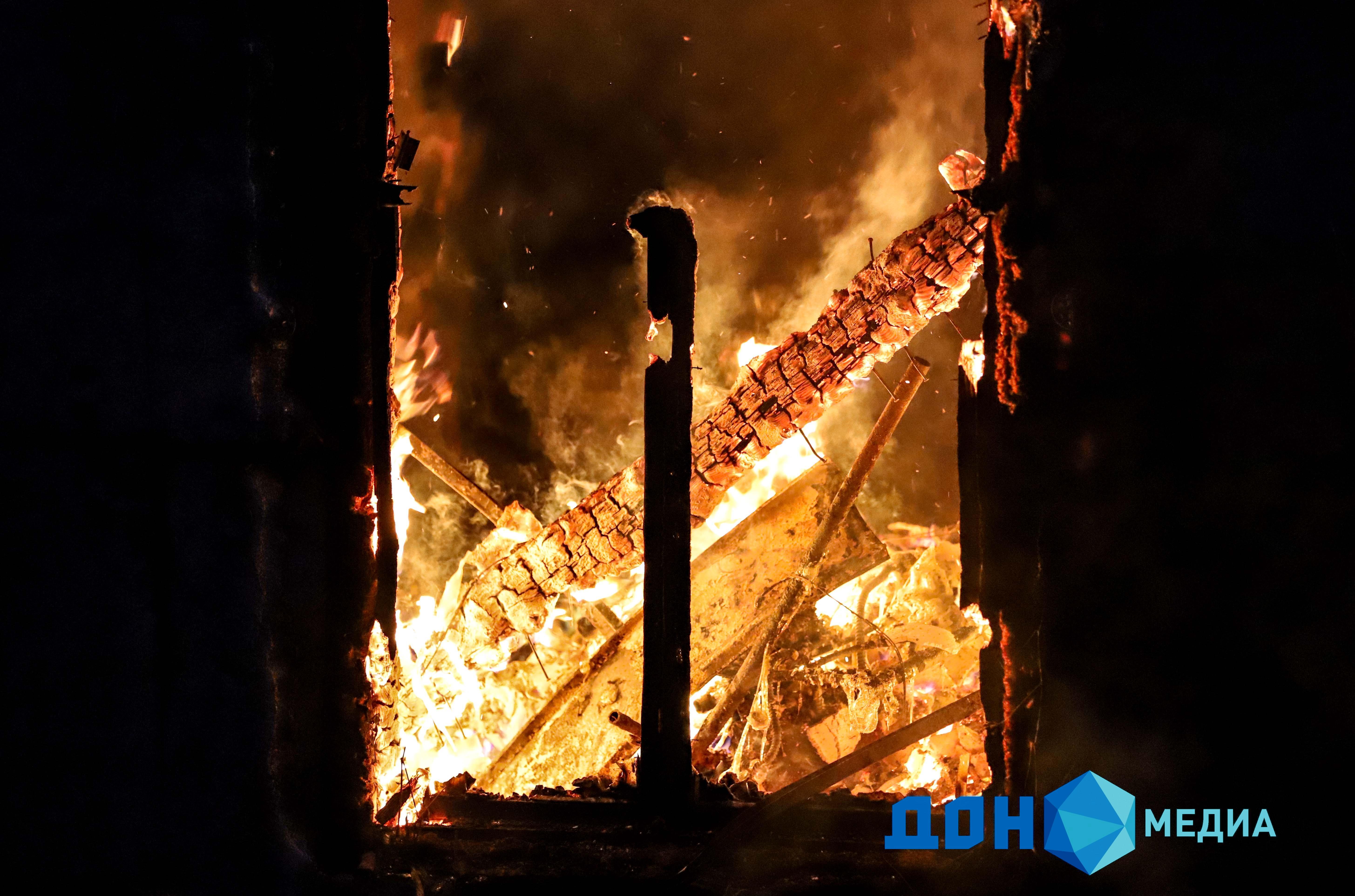 ДОН24 - В Шахтах больше часа тушили пожар на территории частного  домовладения