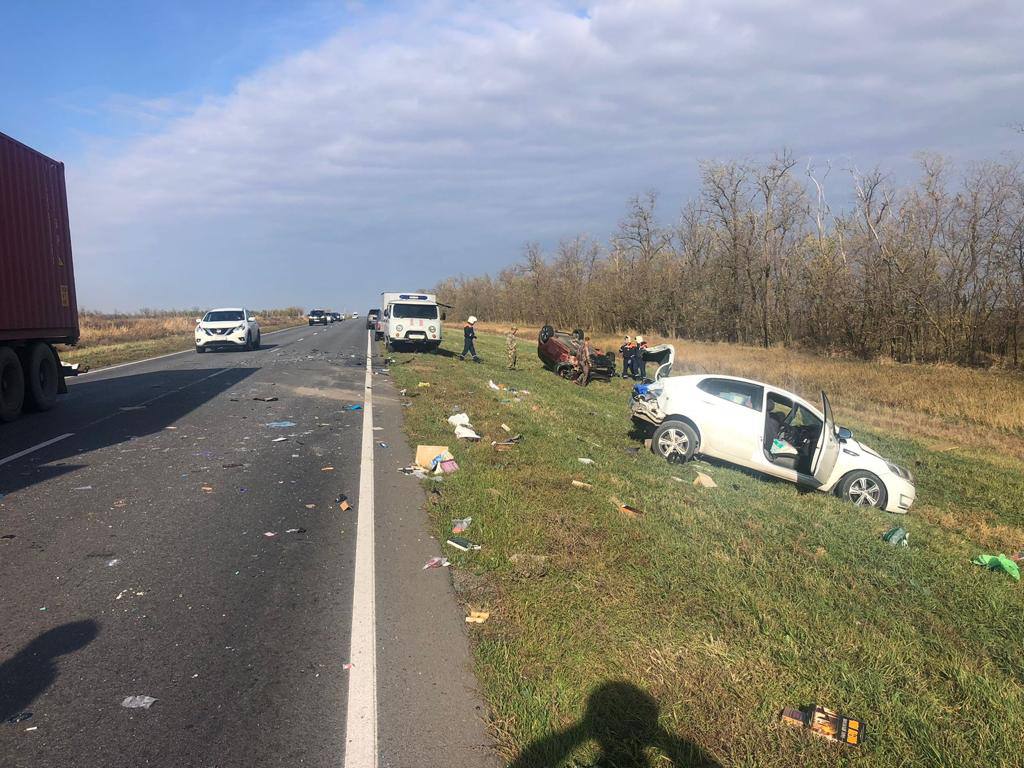 ДОН24 - Водитель погиб: под Азовом иномарку отбросило на обгоняемый  автомобиль