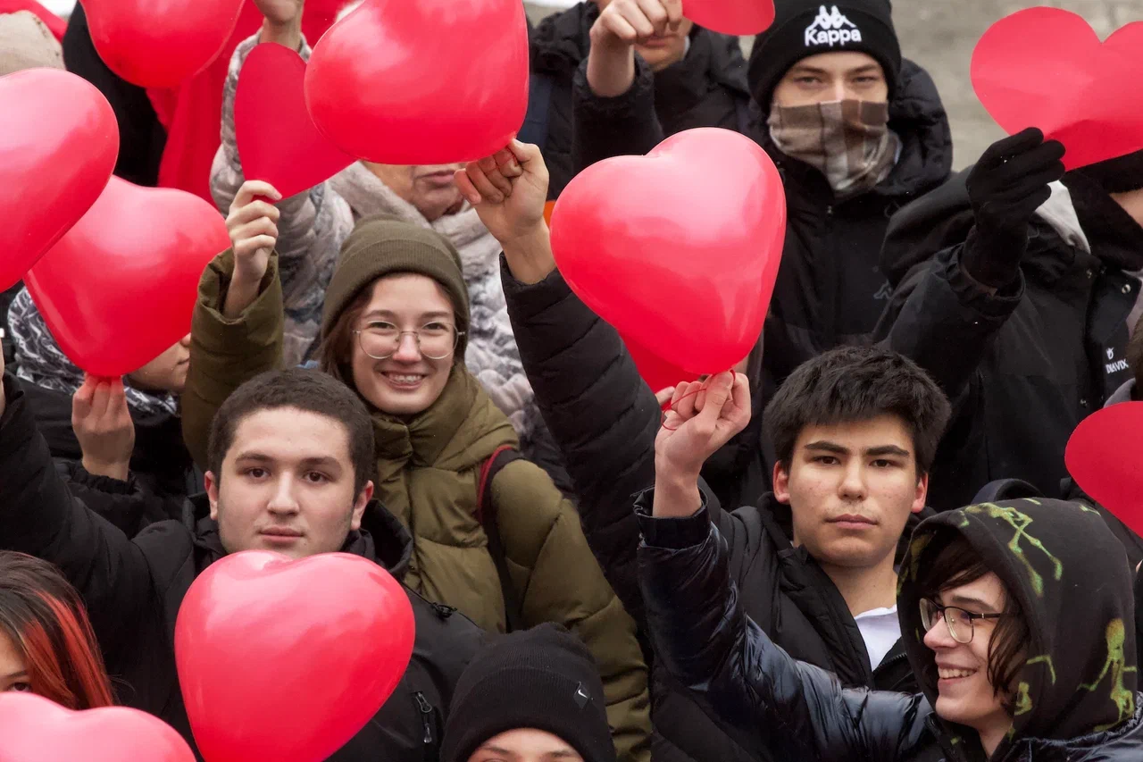 ДОН24 - Люди-сердце: в парке Горького прошел флешмоб ко Дню матери