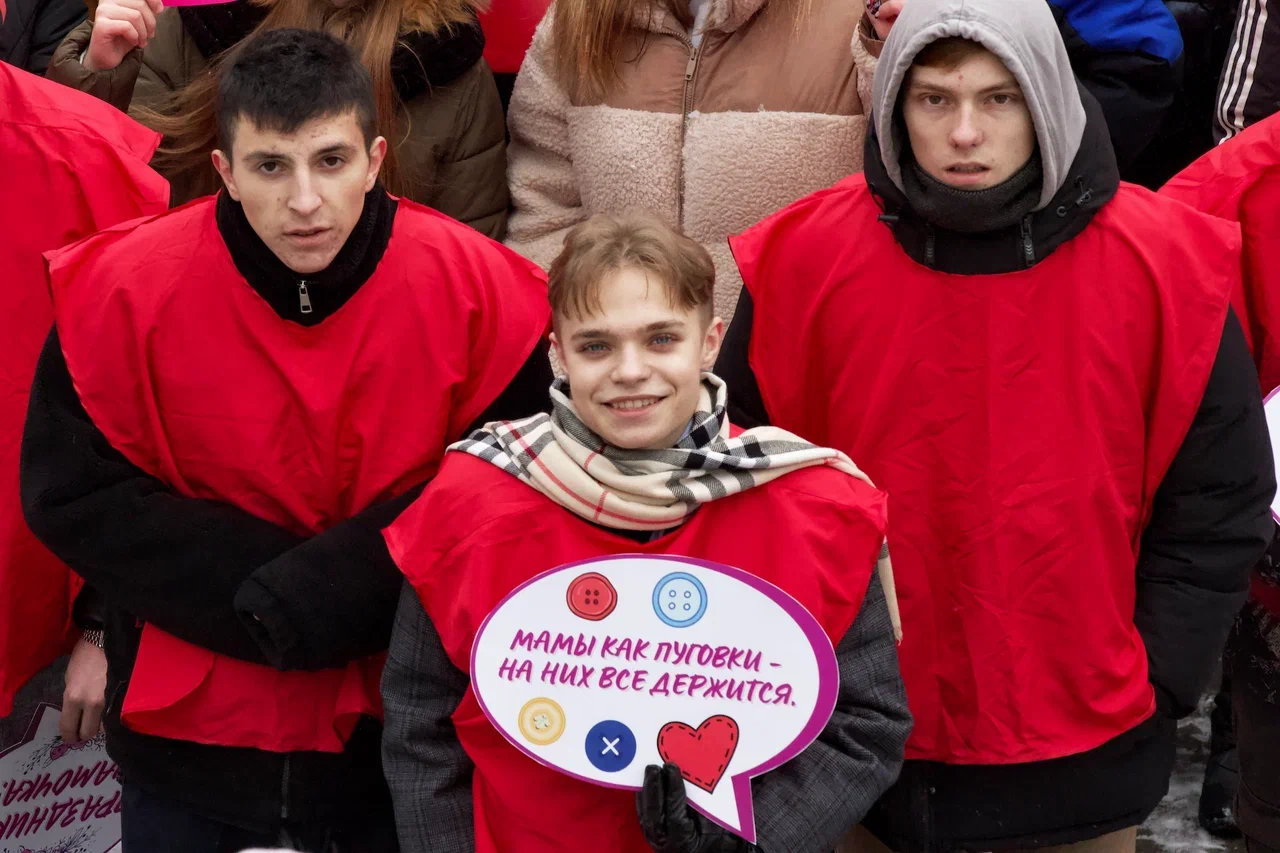 ДОН24 - Люди-сердце: в парке Горького прошел флешмоб ко Дню матери