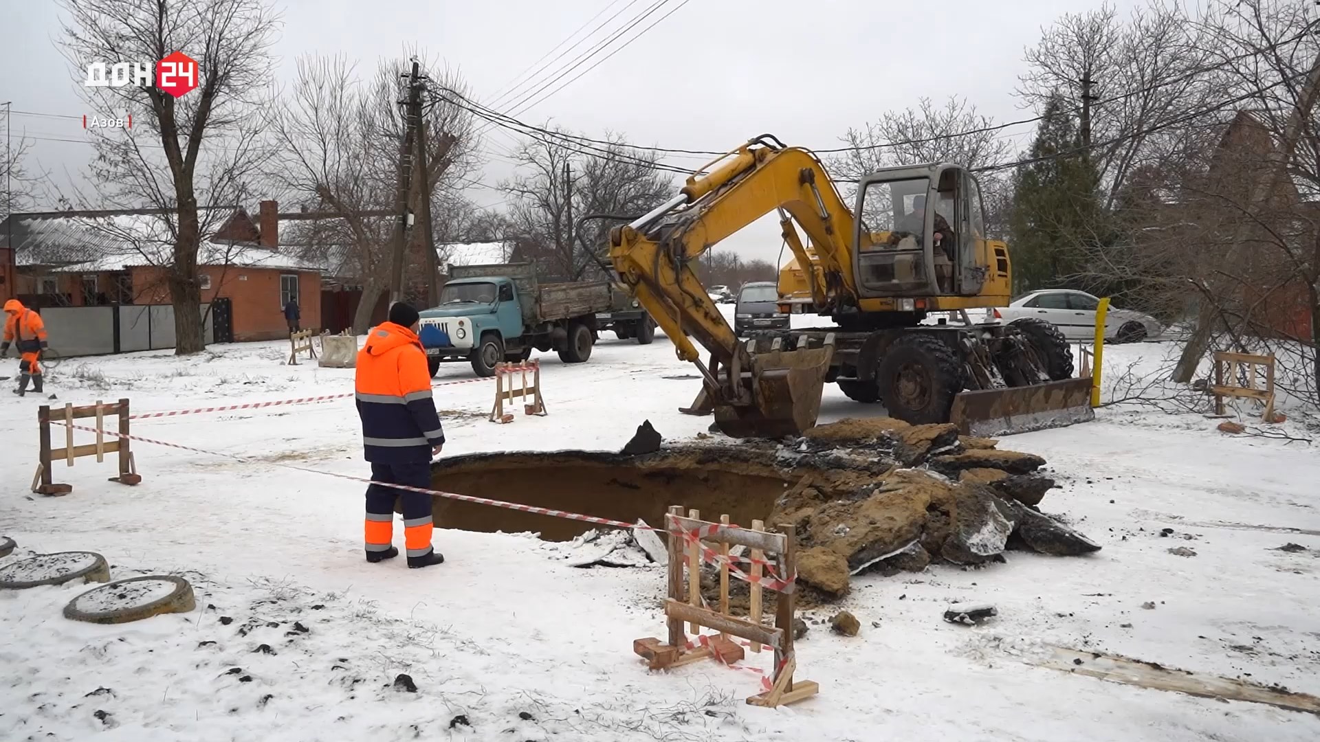 ДОН24 - В Азове автомобиль провалился под асфальт