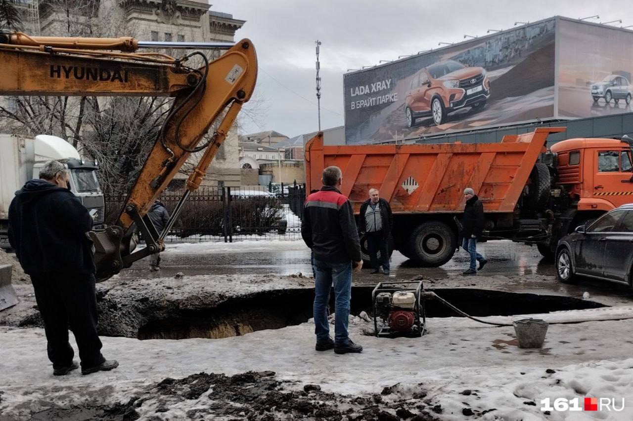 ДОН24 - В Ростове-на-Дону устраняют порыв водопроводной сети в районе  Лендворца