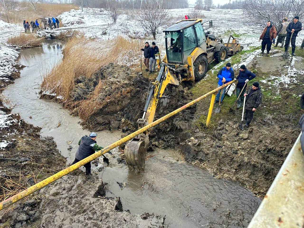 ДОН24 - В Ростовской области жители хутора Красный Крым вышли на защиту  своих домов от подтоплений