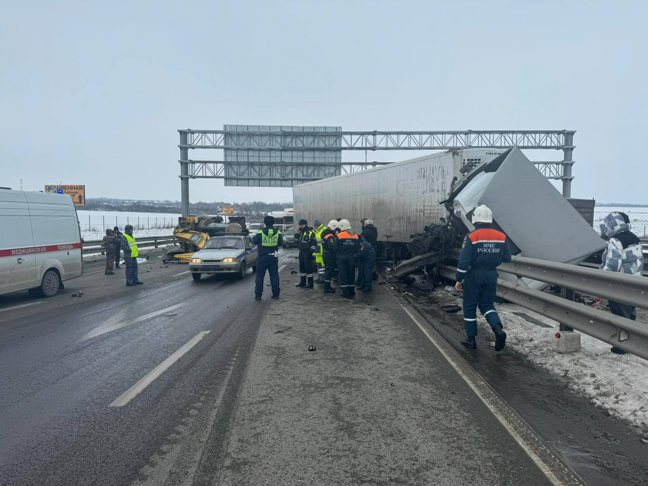 ДОН24 - Один человек погиб в ДТП с экскаватором и фурой на трассе М-4 «Дон»