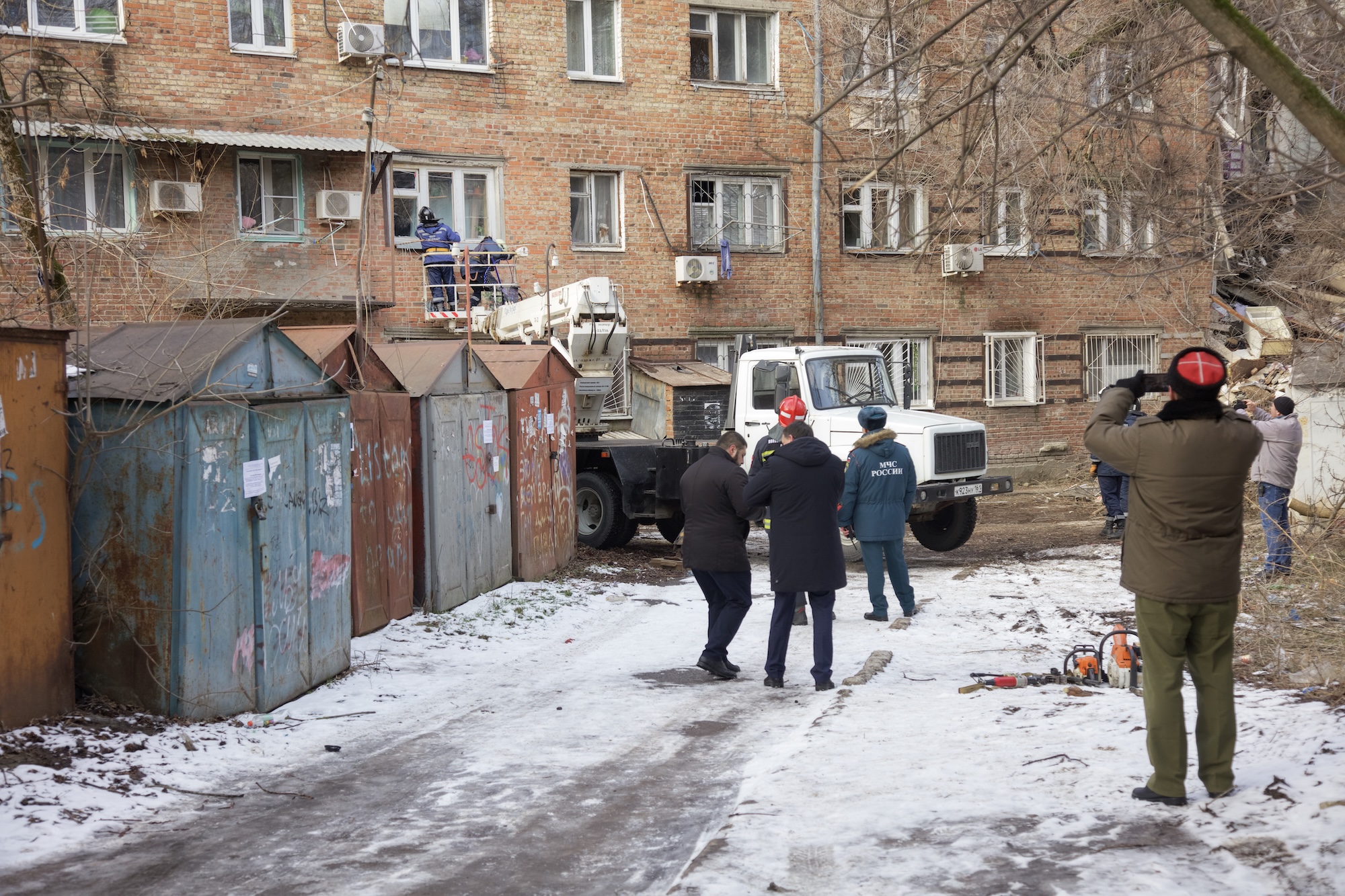 ДОН24 - Фоторепортаж: Как спасали животных, находящихся 5 дней без еды и  воды в аварийном доме Ростова