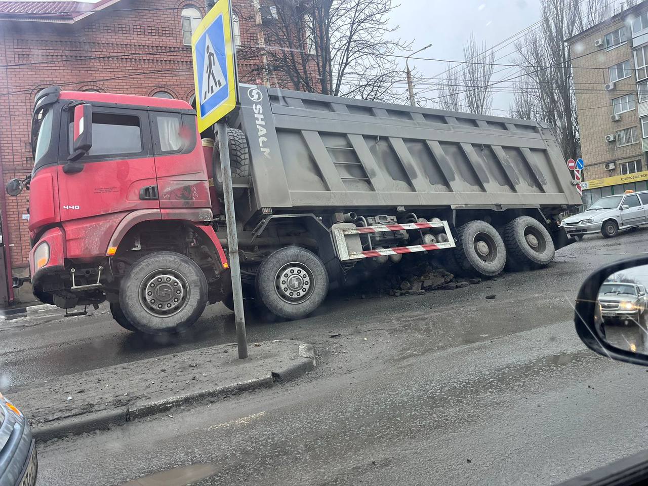 ДОН24 - Эхо ремонта: в Шахтах фура провалилась под асфальт