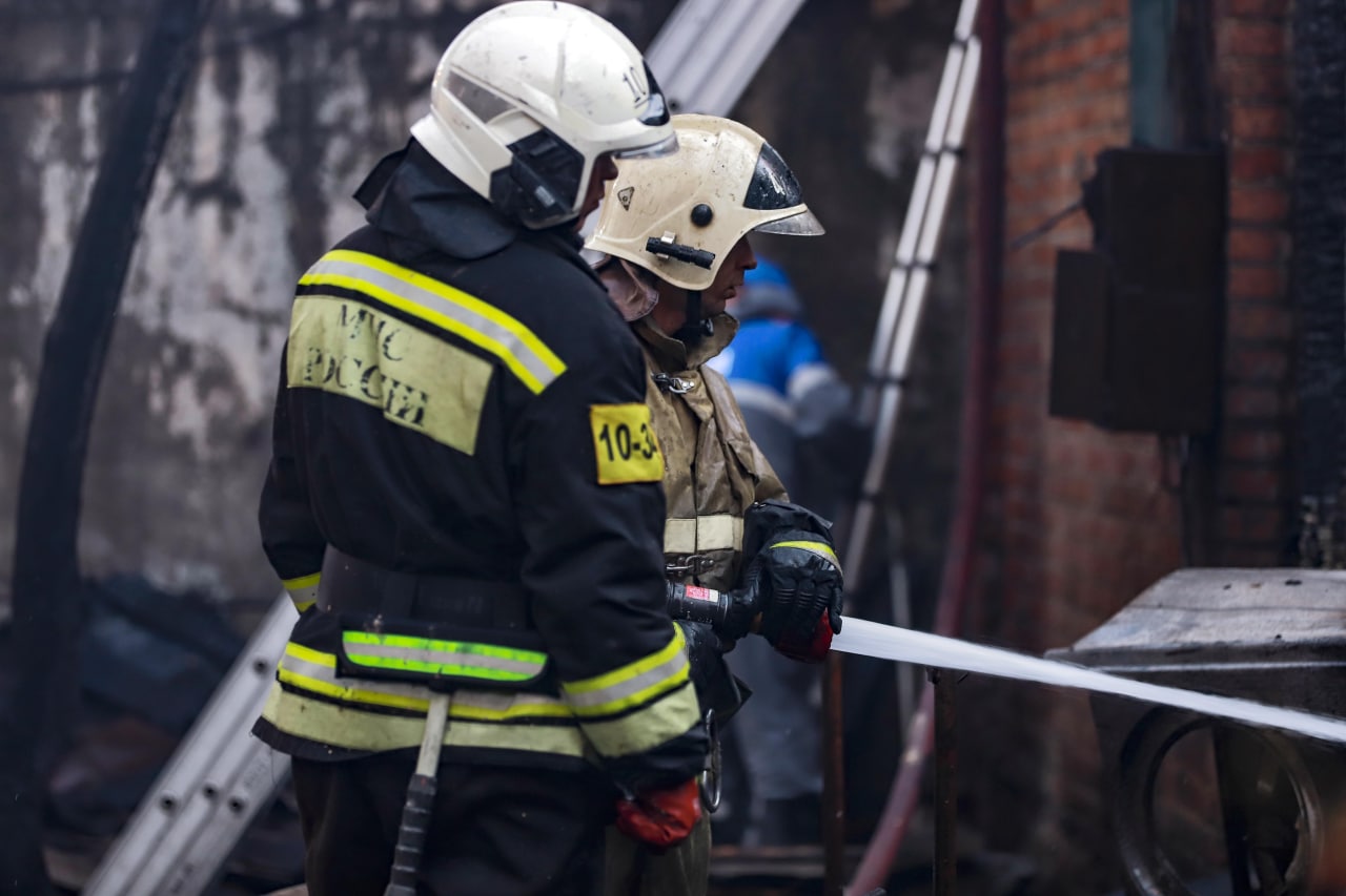 ДОН24 - Огонь перекинулся с соседней постройки: в Батайске сгорел частный  дом