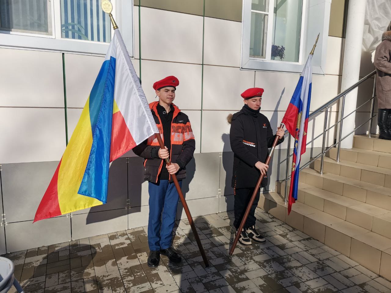 ДОН24 - В донской школе открыли памятные доски в честь двух  выпускников-героев, погибших при выполнении боевых задач