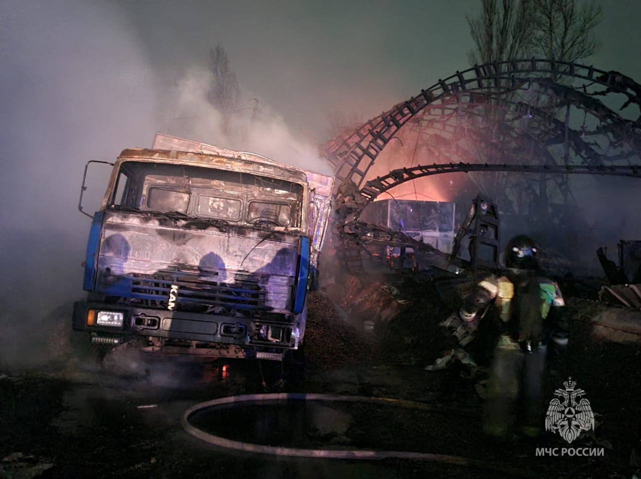 ДОН24 - Пожар в ангаре с топливом в Ростове-на-Дону ликвидировали полностью