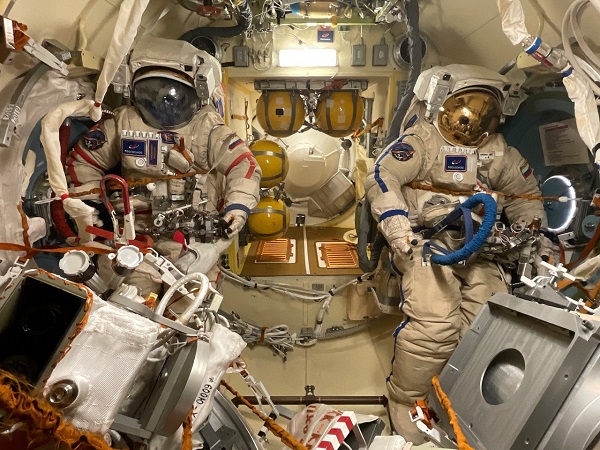 Космонавты в космосе видео для детей