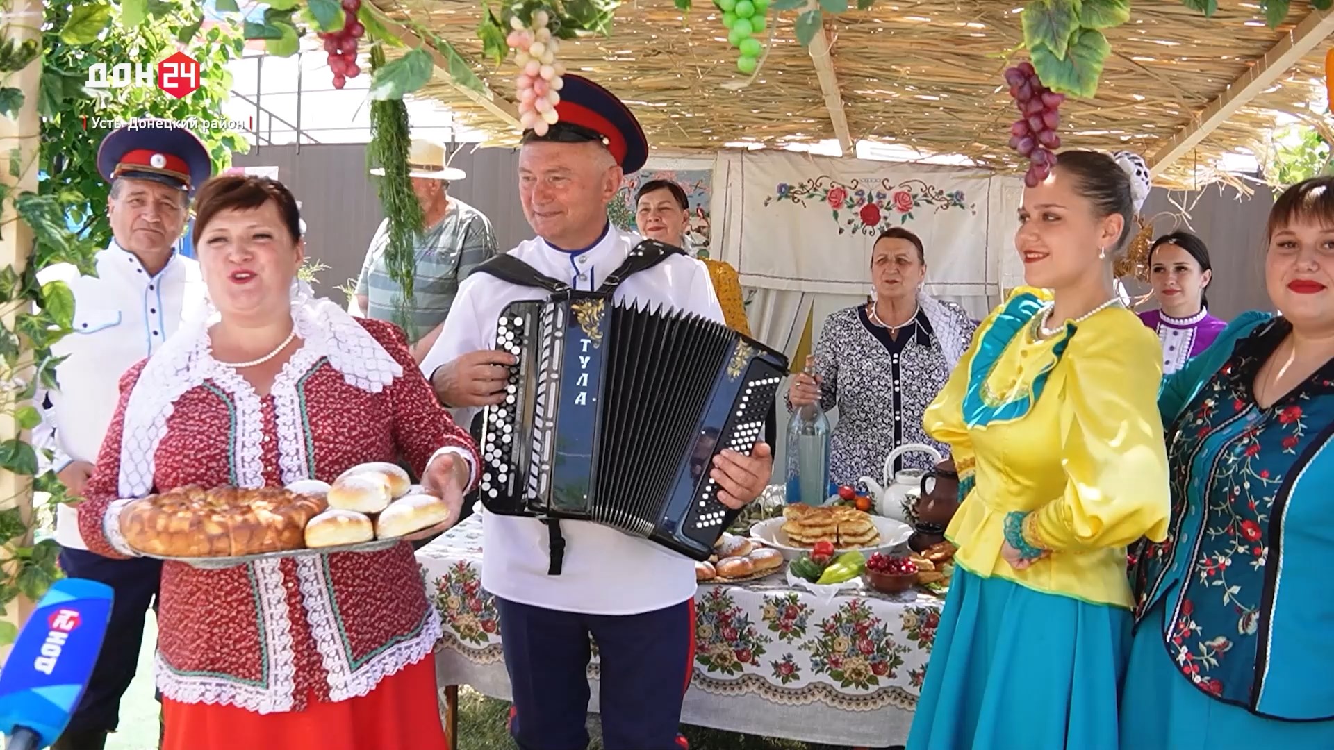 ДОН24 - Встречали гостей с песнями и плясками. Праздник «Сердце Дона»  отзвучал в Усть-Донецком районе