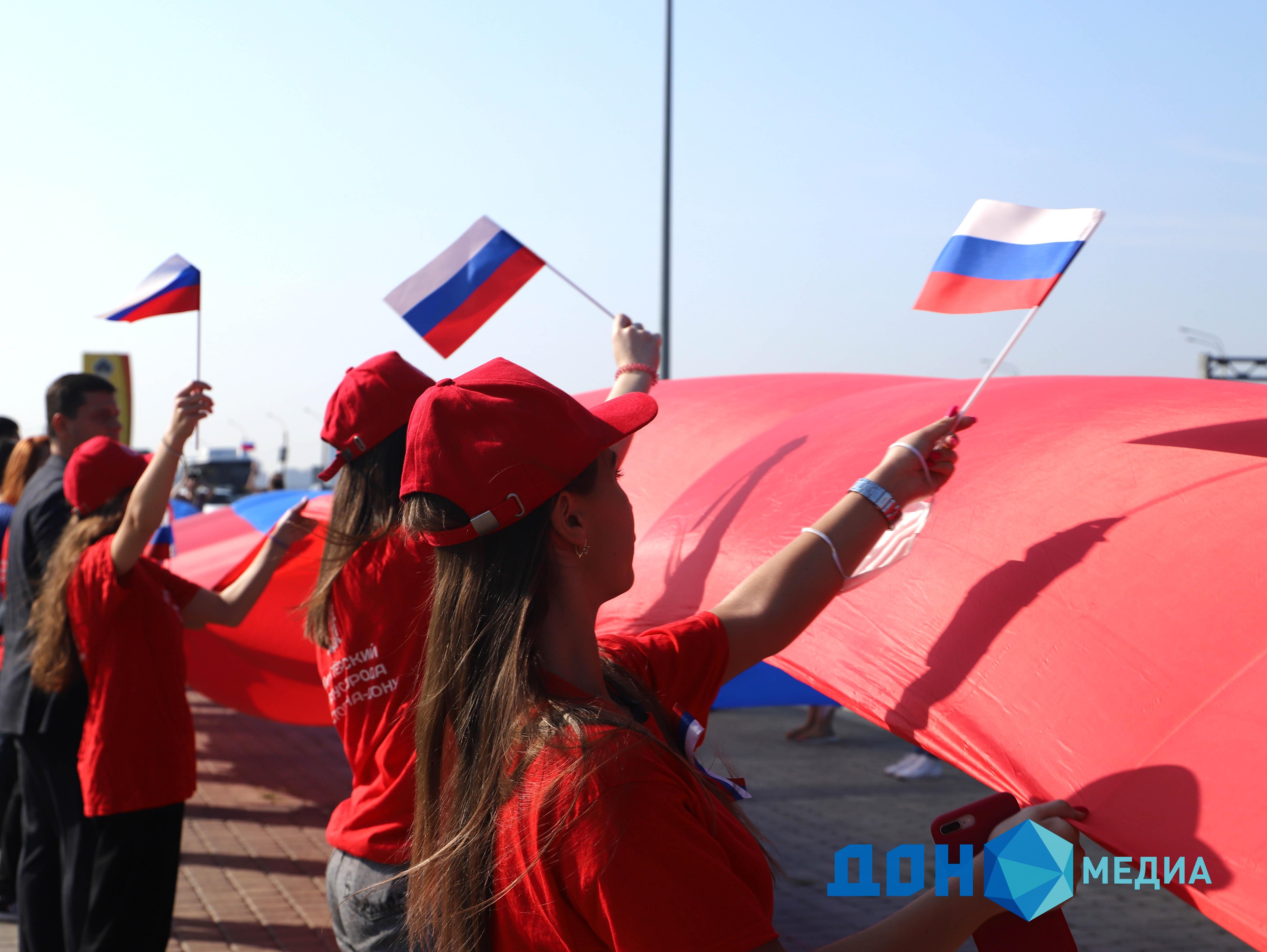 ДОН24 - Жители донской столицы развернули 60-метровый российский флаг возле  «Тачанки-ростовчанки»