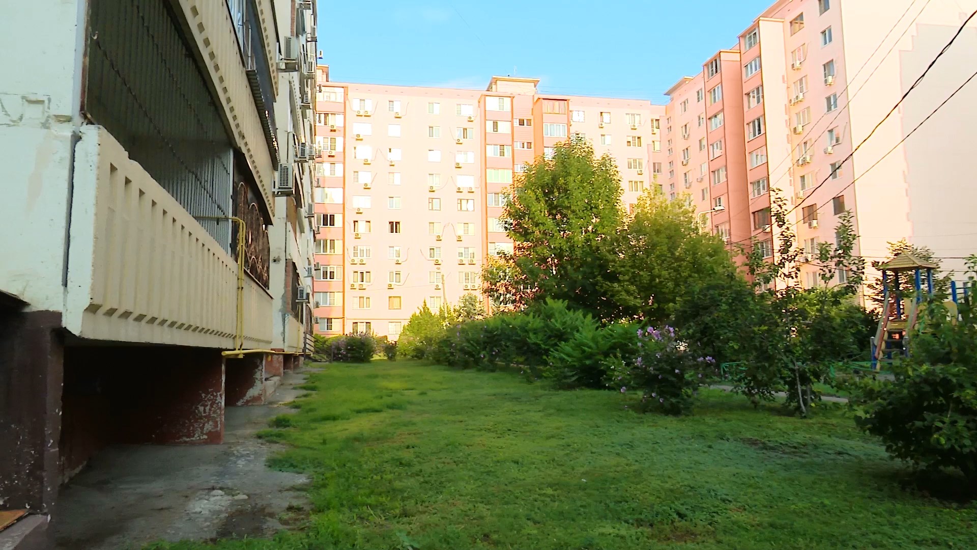 Рост дворы. Городской двор. Русский двор. Русский городской двор. Грязный двор России.