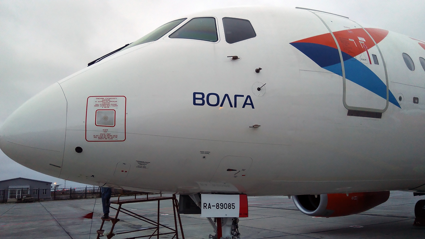 Самолет суперджет 100 азимут. SSJ-100 самолет Азимут. Superjet 100 Азимут. Самолёт Суперджет авиакомпании Азимут. Sukhoi Superjet 100 Азимут.