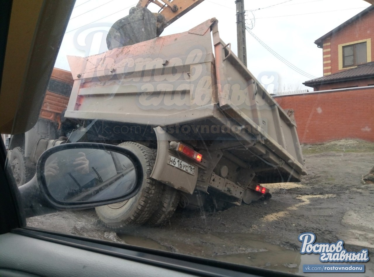 Грузовой автомобиль проваливается в песок. КАМАЗ груженный песком 55 11. КАМАЗ провалился в Ростове. Женщина с КАМАЗОМ песка фото. Песок проваливается под ногами.