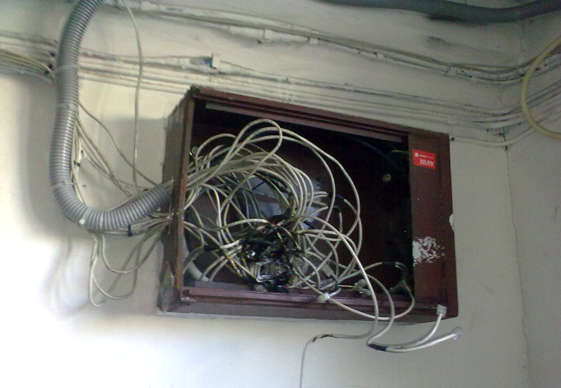 Интернет кабель для дома. Коммутационный шкаф FTTB Ростелеком. Коммутационный шкаф Ростелеком. Интернет кабель в подъезде. Оборудование провайдера в подъезде.