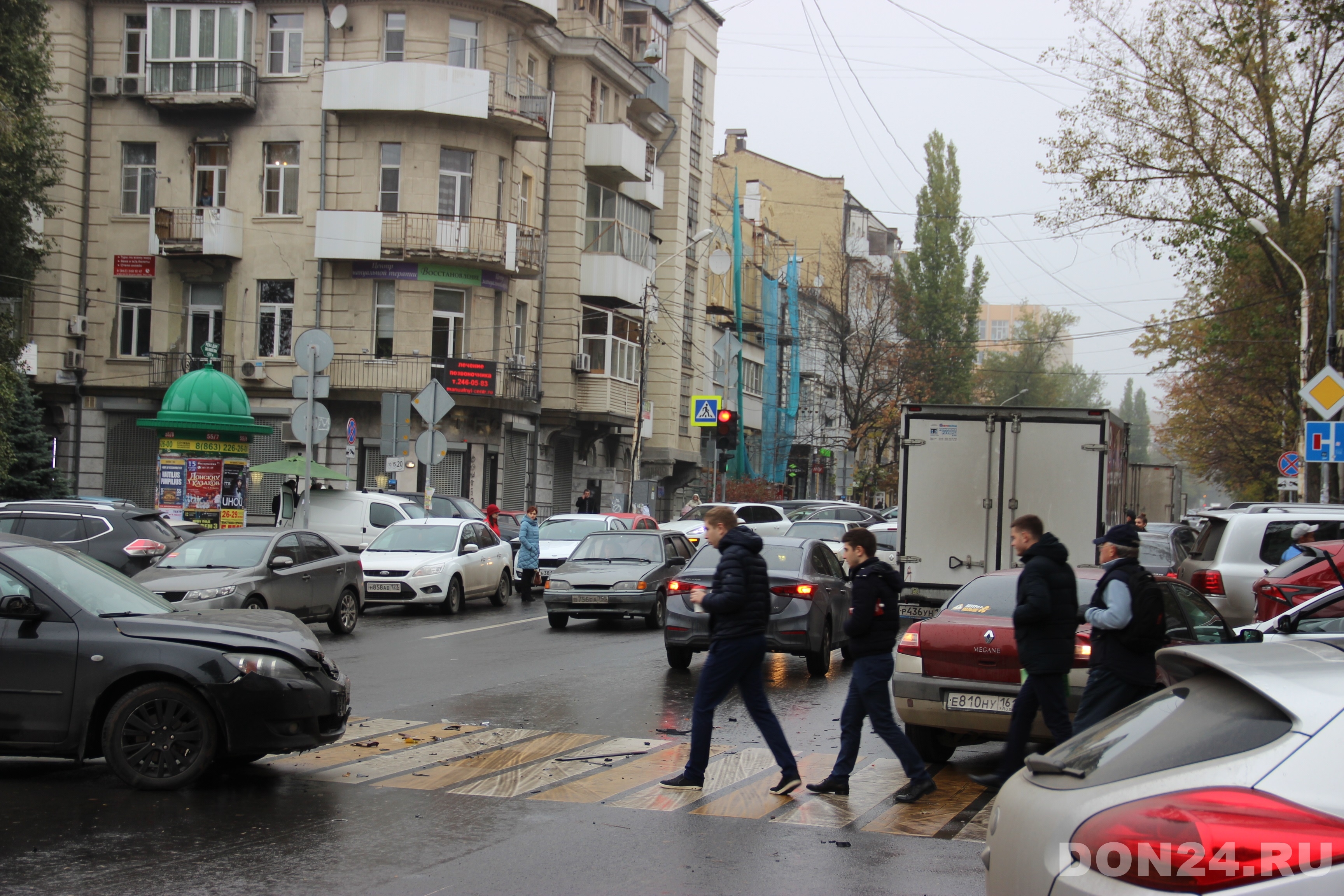 ДОН24 - Красно-бело-серый: массовое ДТП произошло в центре Ростова