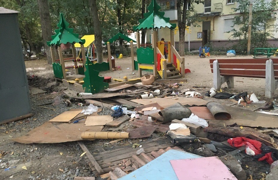 ДОН24 - Ростовчан шокировал мусор на детской площадке
