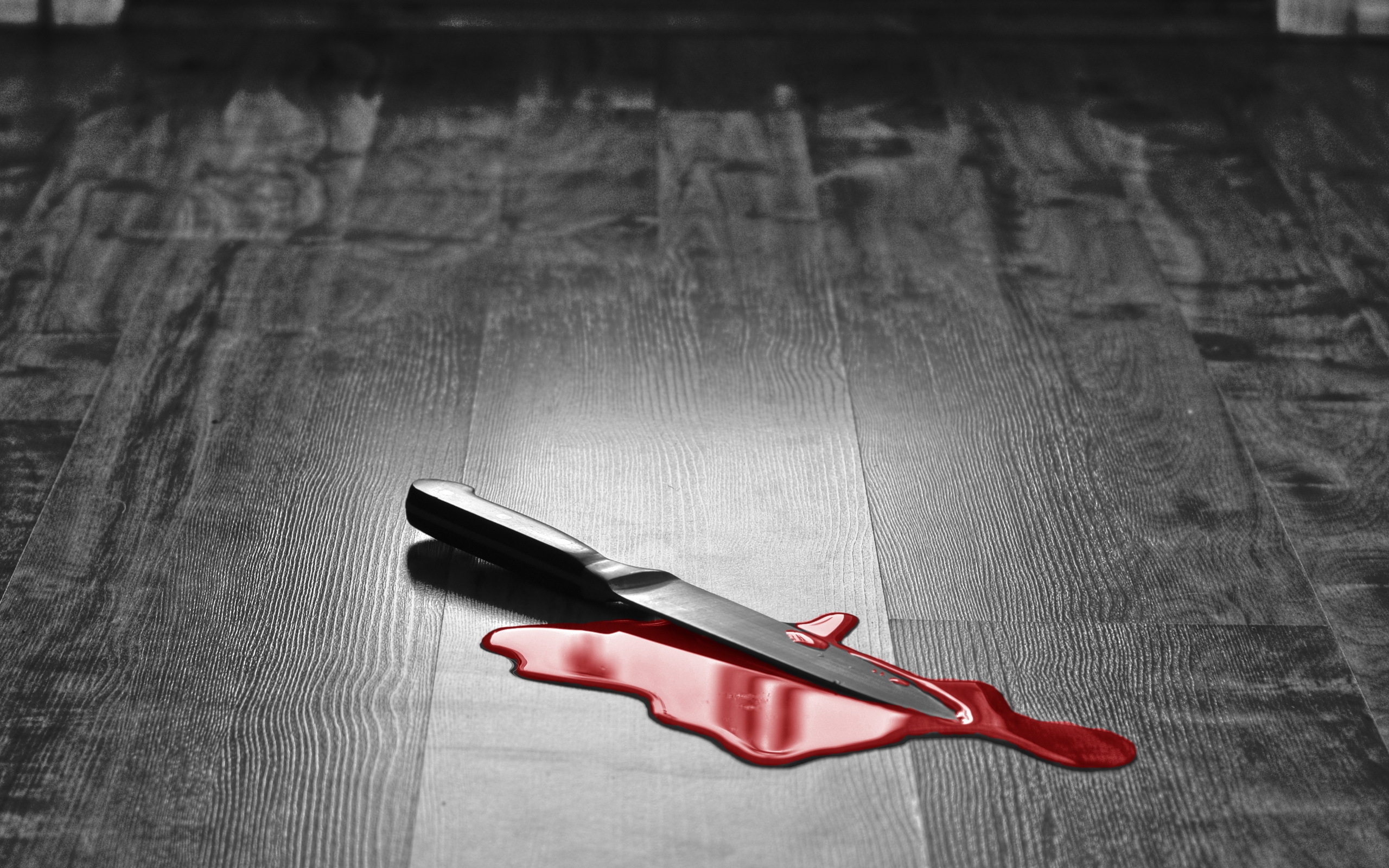 Окровавленный нож на столе