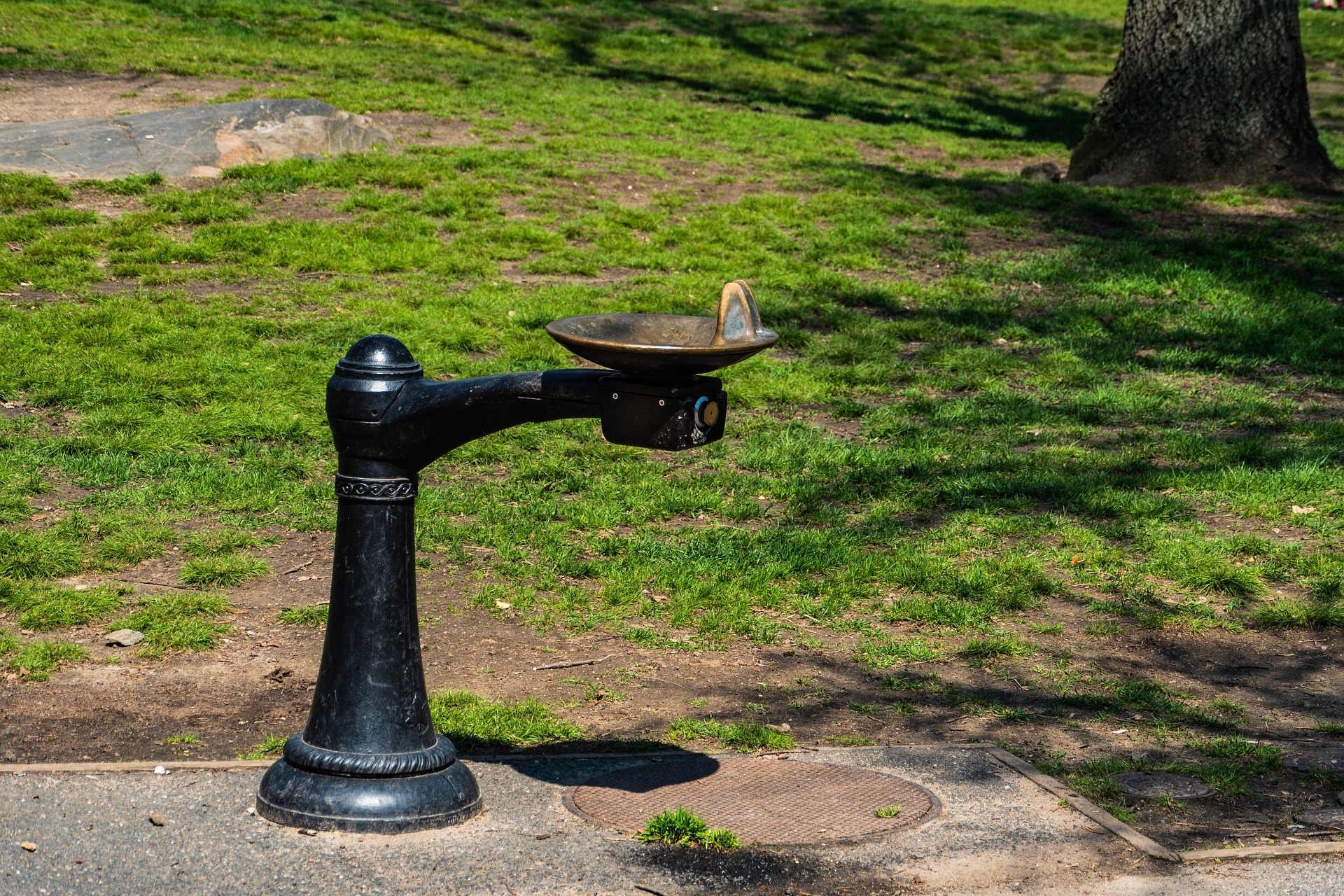 Питьевые точки. Фонтанчики с питьевой водой в Ереване. Питьевой фонтанчик уличный. Питьевой фонтанчик в парке. Питьевые фонтанчики в парках.