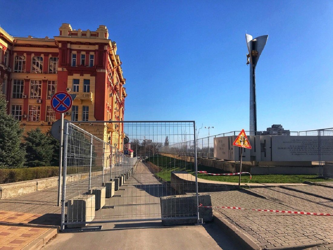 Дону 10. Забор парка Театральная площадь Ростов.