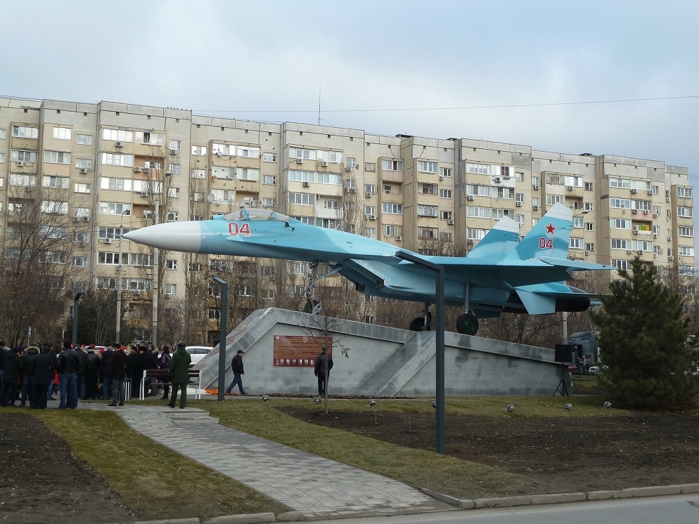 Чкаловский отзывы ростов на дону. Памятник Су 27 в Ростове на Дону. Памятник самолет в Ростове на Дону. Самолет на Таганрогской Ростов-на-Дону памятник. Самолёт в Ростове на Дону на Таганрогской.