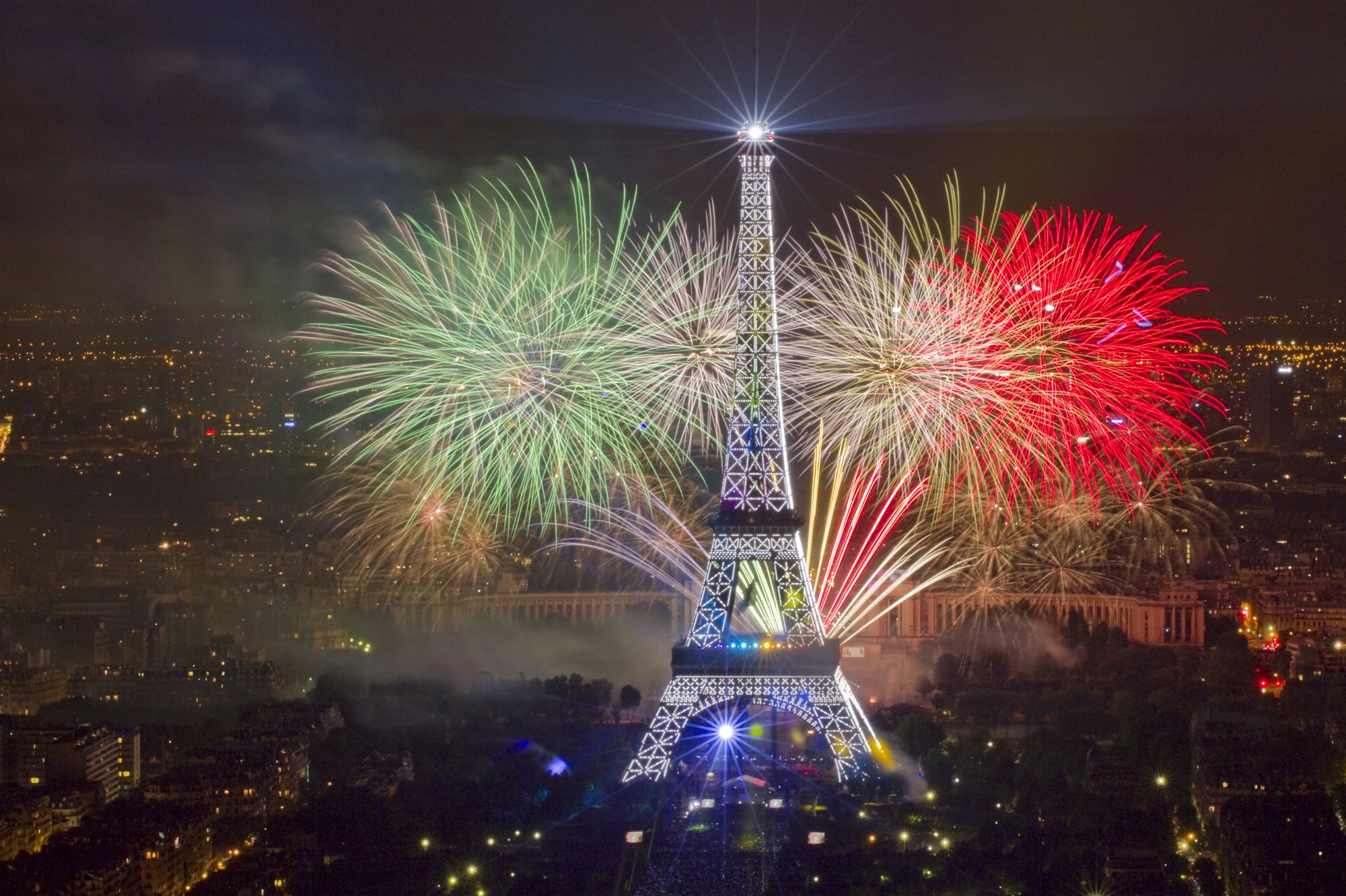 Новый париж. День взятия Бастилии в Париже. День взятия Бастилии салют. Франция Париж Эйфелева башня салют. Эйфелева башня в день взятия Бастилии.