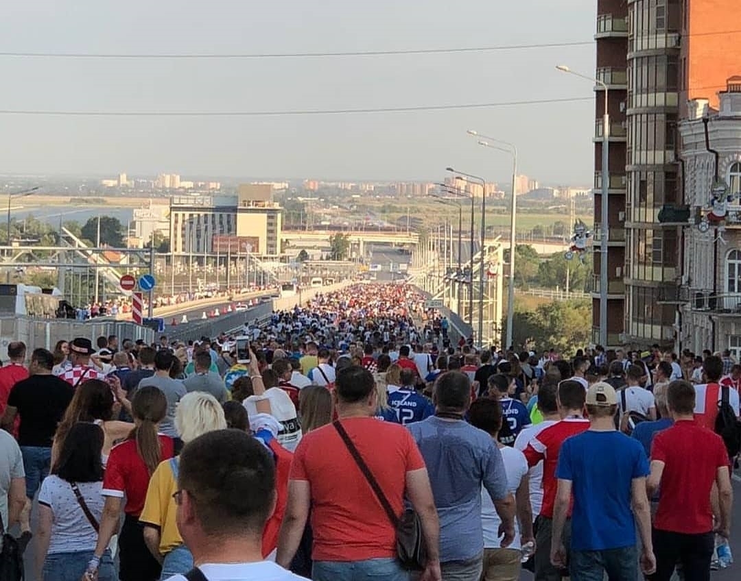 Зонах сегодня. Ростовчане люди. Ростовчане 24 июня. Перекрыли движение на Ворошиловском мосту в Ростове-на-Дону. Прямой матч ростовчане.