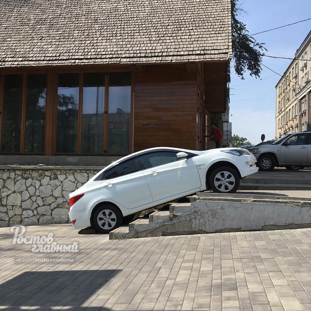 Виртуозная парковка: в Ростове водитель припарковался прямо на лестнице