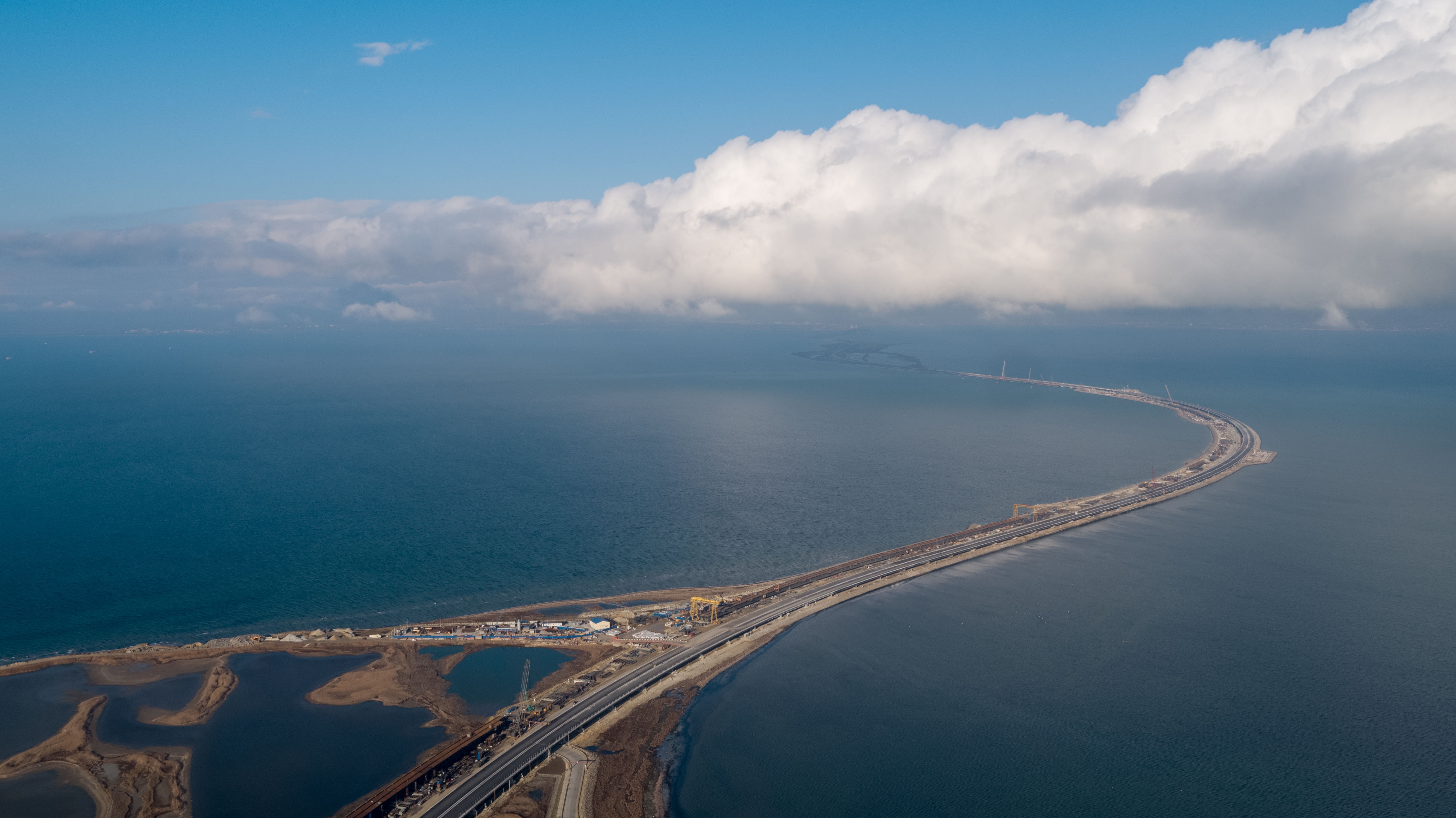 Через море. Крымский мост Тузла. Керченский пролив. Коса Тузла мост. Коса Тузла и Крымский мост.