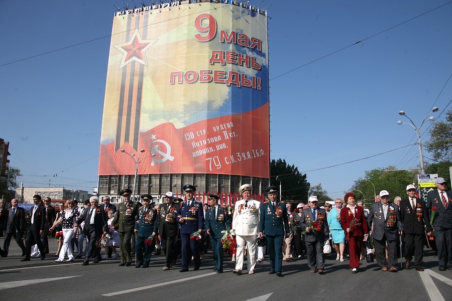 Донской день победы. Театральная площадь Ростов на Дону день Победы. Ростов на Дону парад 9 мая. Театральная площадь в день Победы. 9 Мая день Победы Ростов.