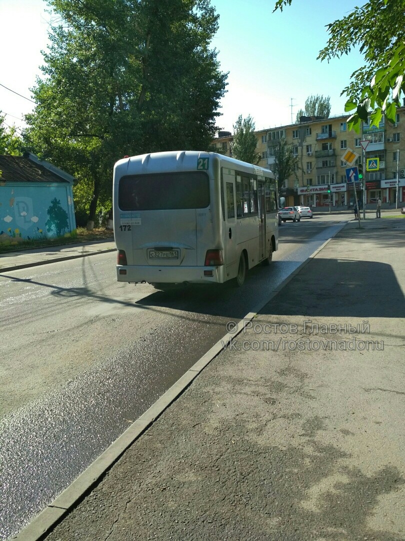 ДОН24 - Грязь брызгает в салон: маршрутка с дырой в полу курсирует по  Ростову