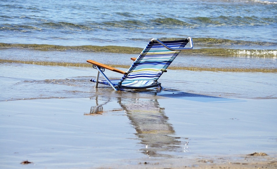 На воде на стуле