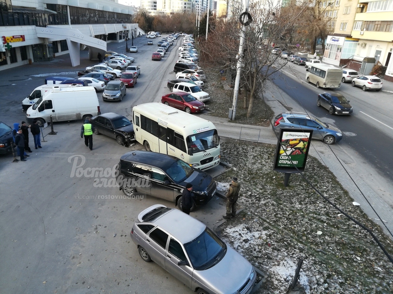 Вот кто-то с горочки спустился: в центре Ростова маршрутка протаранила три  автомобиля