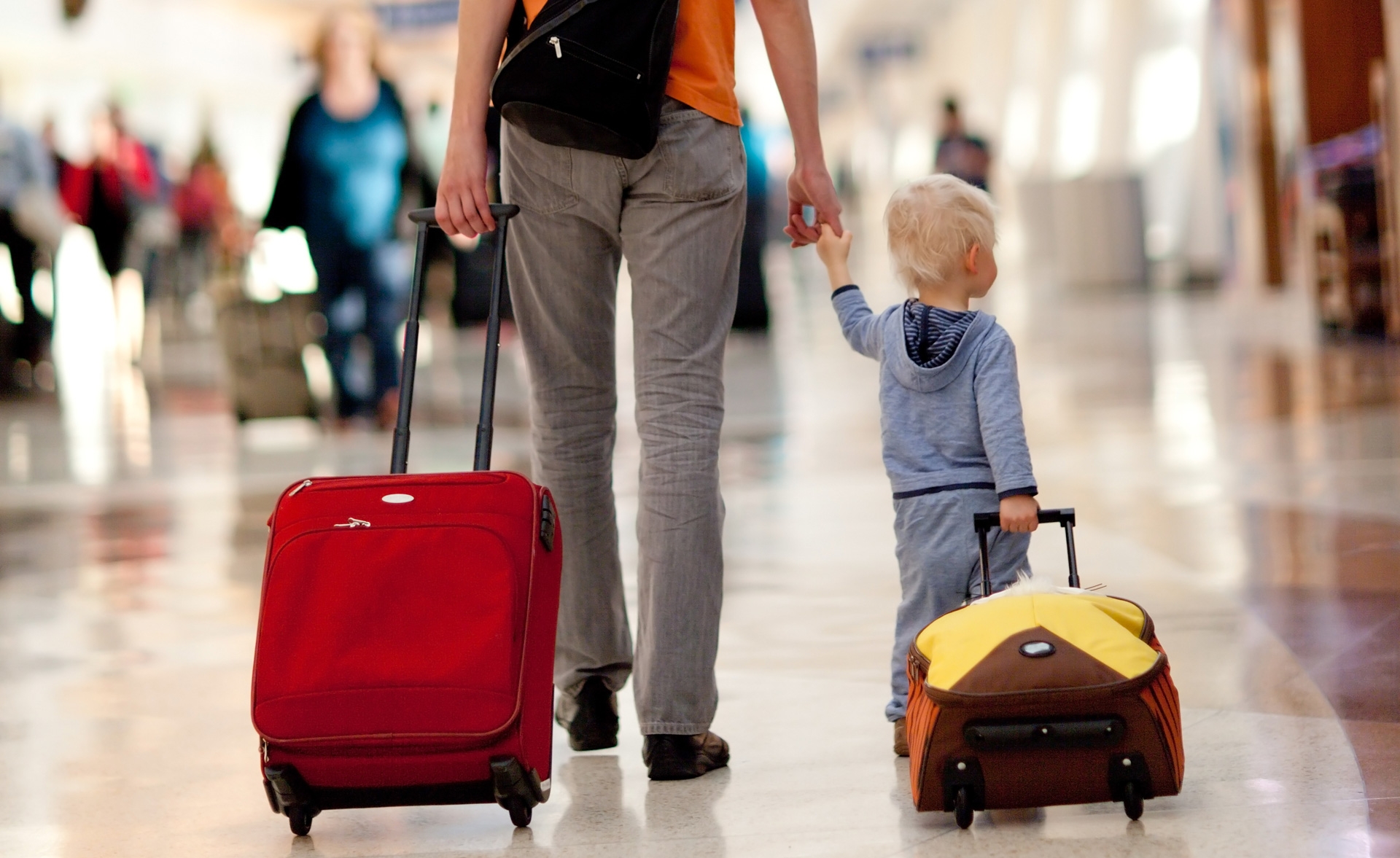 Переехать заграницу. Чемодан для детей. Человек с чемоданом. Родители с детьми в аэропорту. Путешествие семья чемоданы.