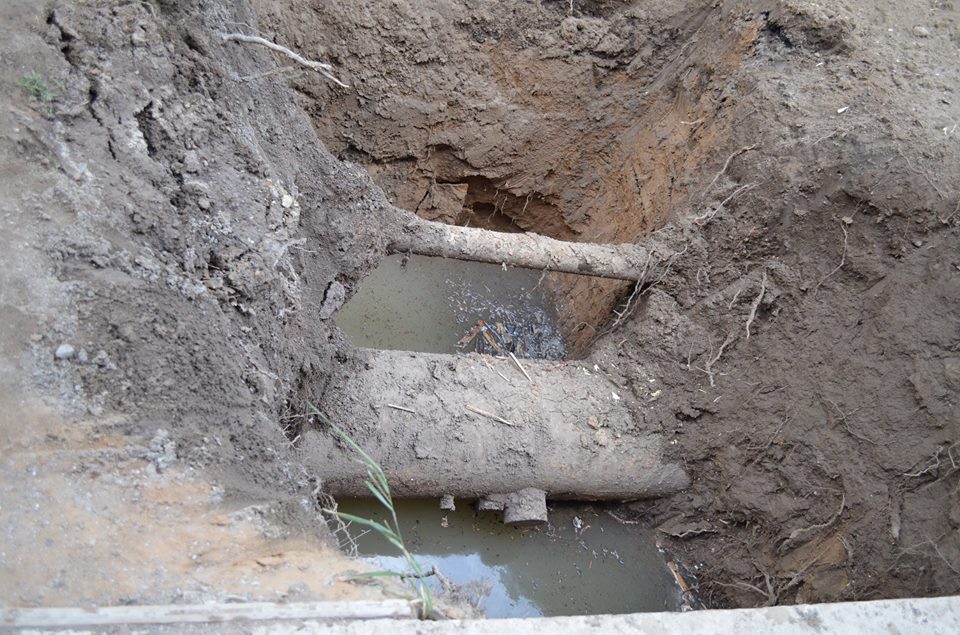 Старейший водопровод. Порыв водопровода. Аварийные трубы водоснабжения. Прорыв водопровода. Изношенные трубы водоснабжения.