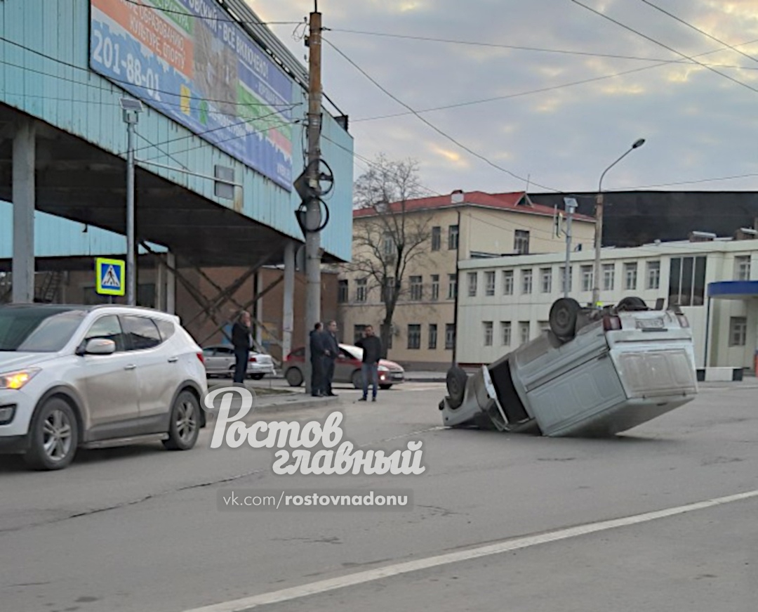 Пирожок» с переворотом: в Ростове на дороге опрокинулась машина