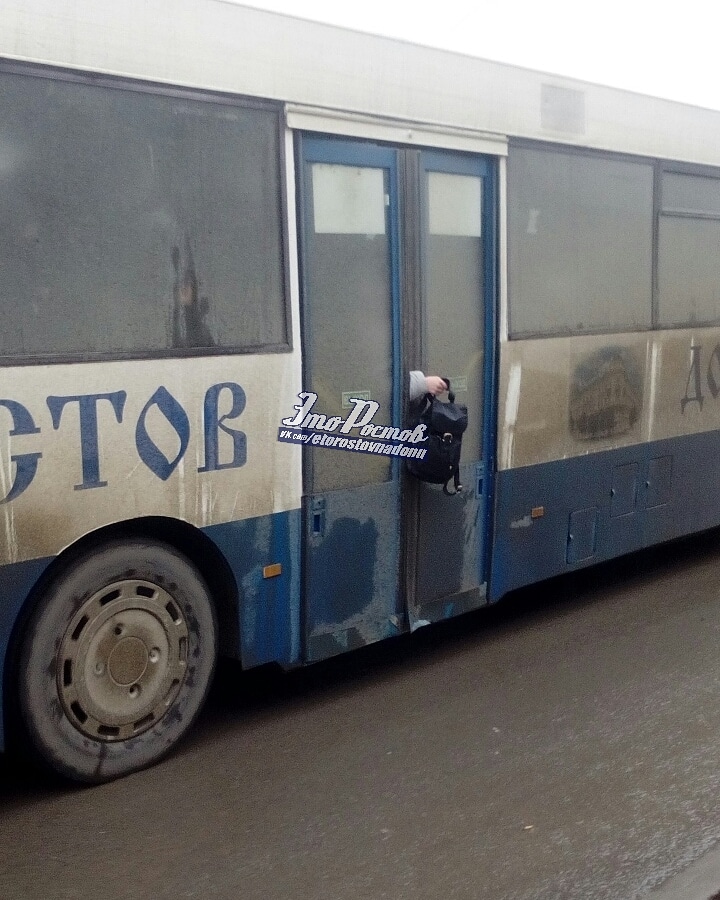 Зажало дверьми. Двери автобуса. Прищемило дверями автобуса. Зажало дверями маршрутки.