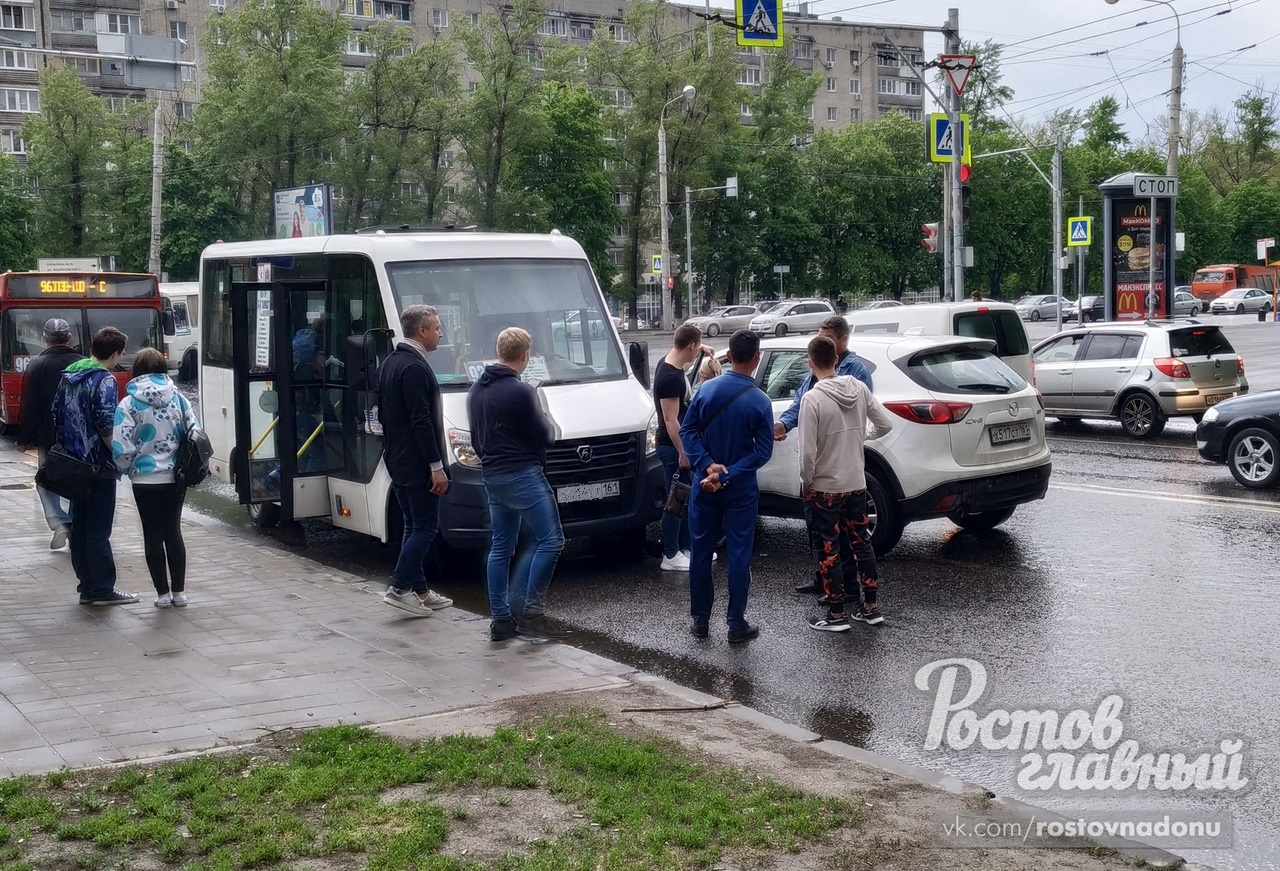 Что произошло в ростове сегодня последние новости. Авария на Зорге сегодня Ростов на Дону. Авария микроавтобус сегодня. Авария в Ростове Великом сегодня.