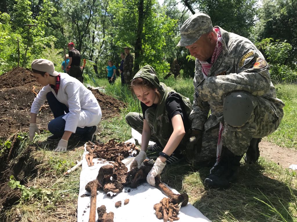 ДОН24 - По 10 часов в день с лопатой в руках: поисковики «Миус-фронта» – о  героях Великой Отечественной