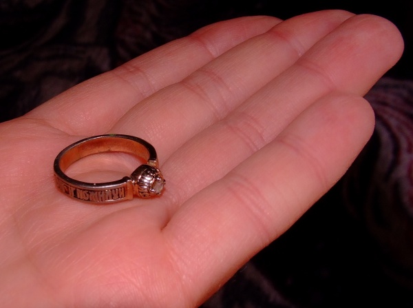 Золотые кольца украли. Кольцо лежащее на ладони. Кольцо лежит на мужской ладони. Мужская и женская рука с кольцами. Золотое кольцо на руке мужчины.