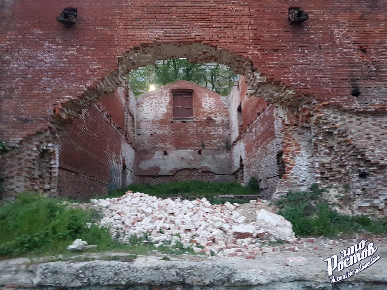 Стена ростов. Парамоновский кирпич. Разрушенные склады Ростов склады. Обрушенная часть стены. Парамоновский кирпич история.