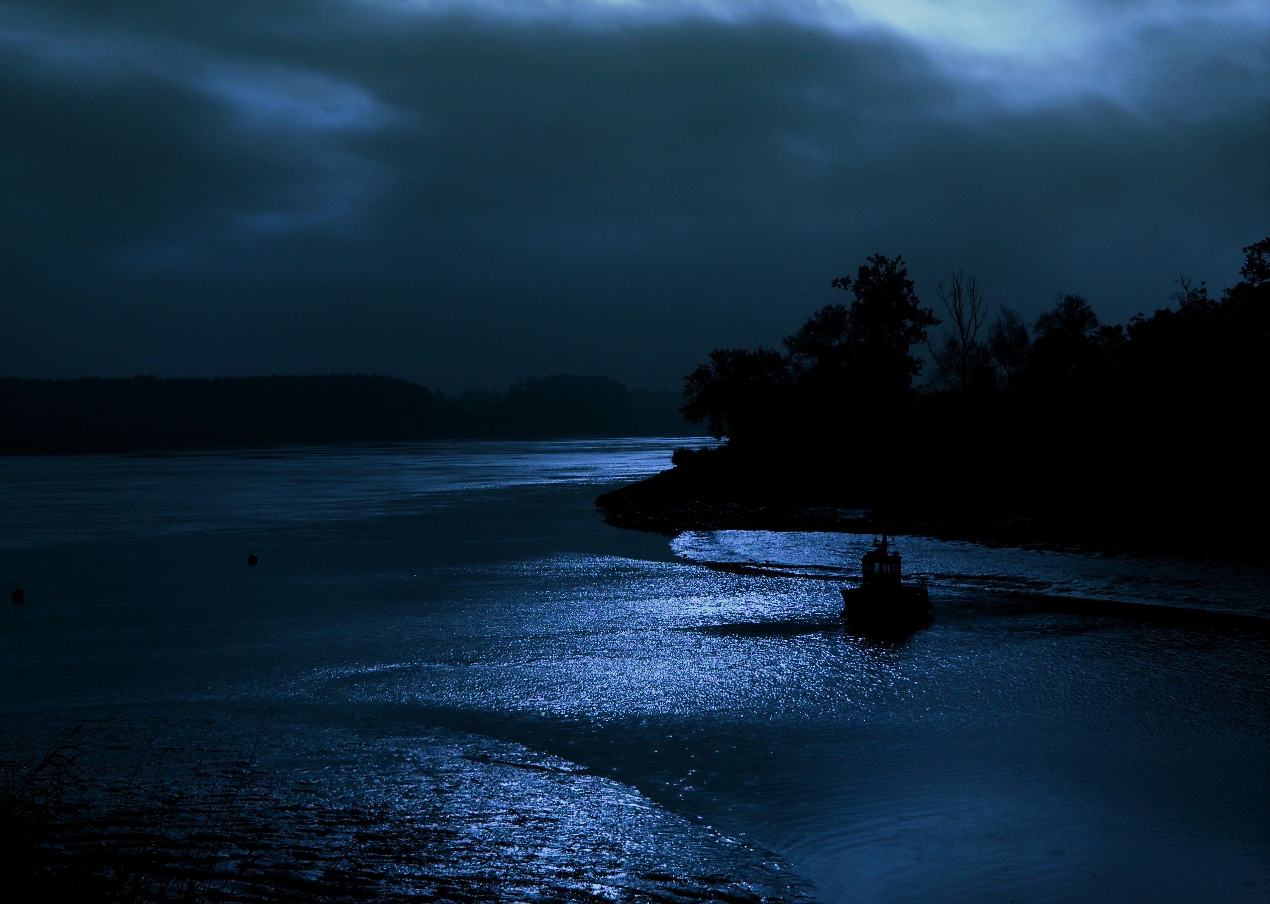 Читать ночь у берега 84. Река ночью. Ночное море. Ночной пейзаж. Темная река.