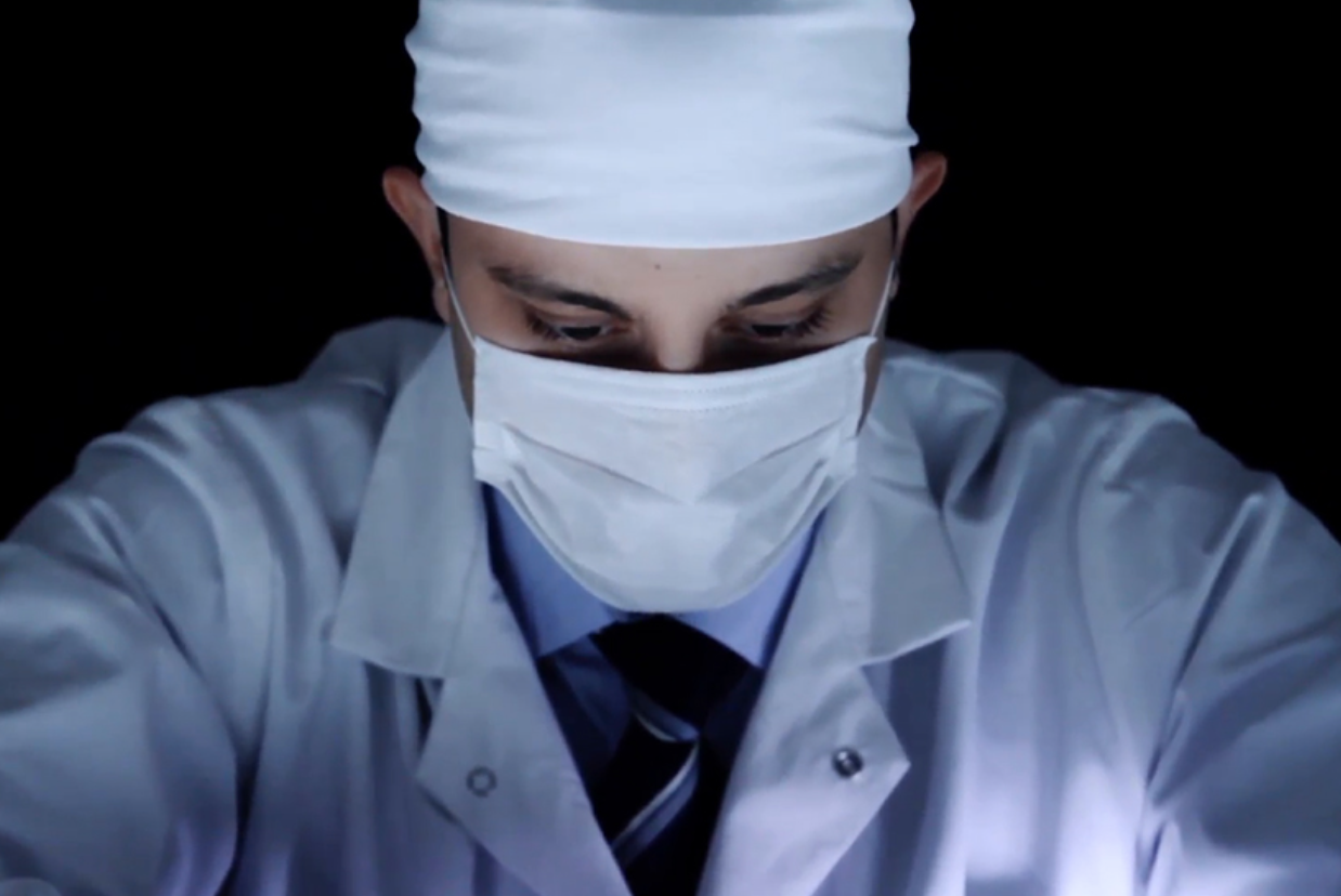 Халатность врачей мужское и женское. Врач в маске. Медик в маске. Красивый доктор в маске. Лицо врача в маске.