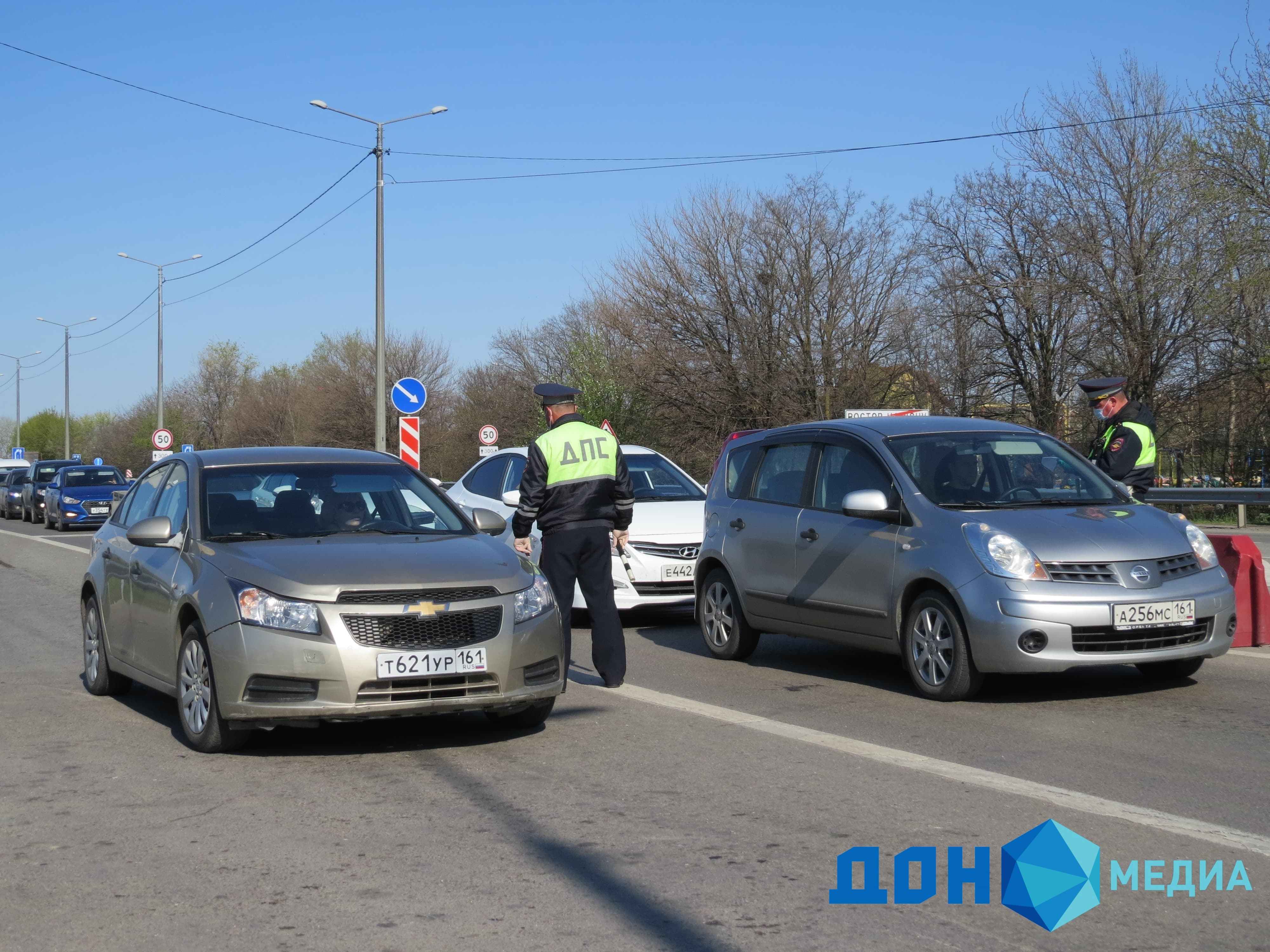 ДОН24 - Фото- и видеорепортаж ИА «ДОН 24»: как проверяют автомобилистов на  въездах в Ростов в условиях коронавируса