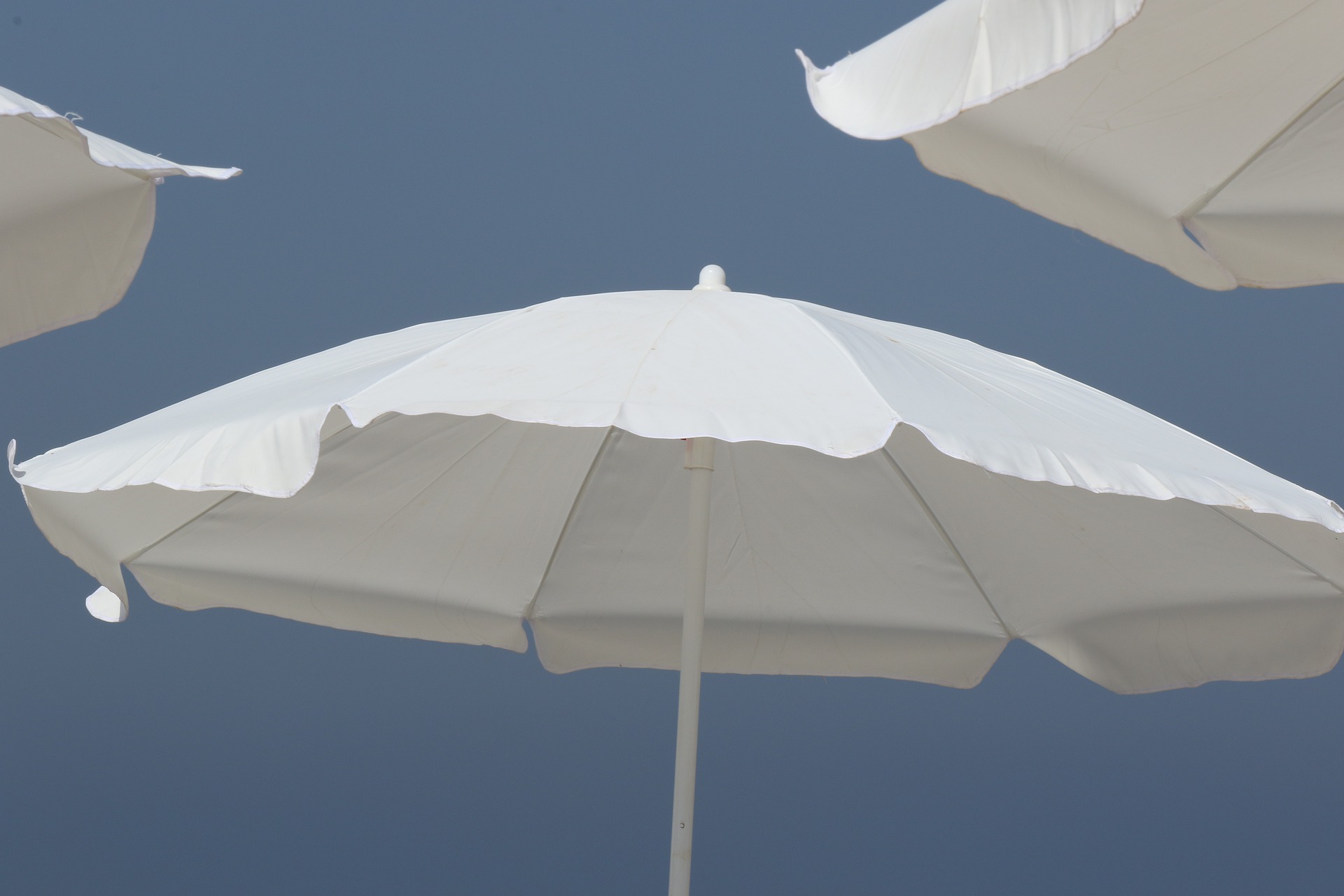 Зонтик небо. Зонт для пляжа. Зонтики в небе. Большой зонт в небе. Зонты на пляже небо.