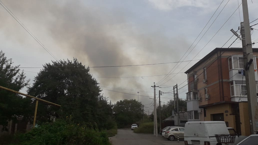 Пожар в батайске сегодня сейчас. Пожар в Койсуге Батайск. Пожар в Батайске. Пожары в Батайске недавно. Что горит в Батайске сейчас.