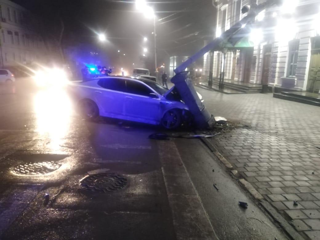 Троллейбус сгорел в таганроге. В таганроге произошел взрыв. Что случилось ночью в таганроге. Что случилось ночью в таганроге. Таганрог ночью.