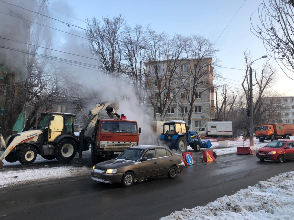 Ростов западный новости горячая вода. Ростов порыв теплотрассы. Прорыв трубы на теплотрассе. Теплосети Ростов на Дону.